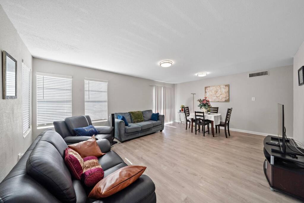Cozy, Dedicated Workspace, Fast Wi-Fi Apartment Houston Exterior photo